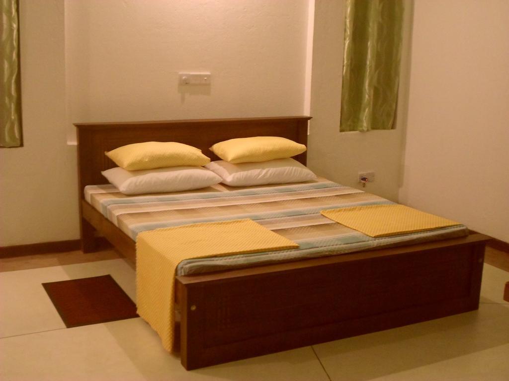 Nilas Guesthouse Hikkaduwa Quarto foto